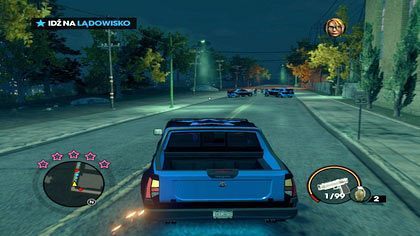 Gdy Kinzie skończy swoją robotę, czas ruszyć na lądowisko - przed nami zostanie rozstawiona blokada drogi - omijamy ją z lewej strony, po czym szybko przesiadamy się do śmigłowca - Koniec z tym ściąganiem | Kampania Saints Row The Third - Saints Row: The Third - poradnik do gry