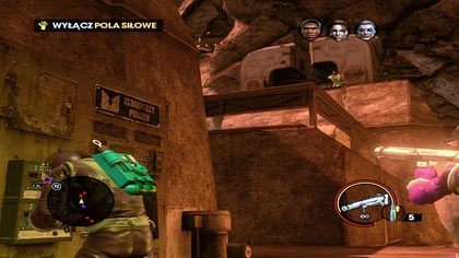 Nie musimy się specjalnie przejmować przeciwnikami, gdyż nasi towarzysze ściągną na siebie ostrzał w czasie gdy my będziemy grzebać przy panelu - Gangsterzy w kosmosie | Kampania Saints Row The Third - Saints Row: The Third - poradnik do gry