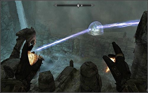 Co ciekawe, boss początkowo nie będzie Tobą zainteresowany, tak więc będziesz mógł starannie zaplanować swój atak - Laska Magnusa (3) | Questy Akademii w Zimowej Twierdzy | Solucja Skyrim - Skyrim - poradnik, mapy, questy