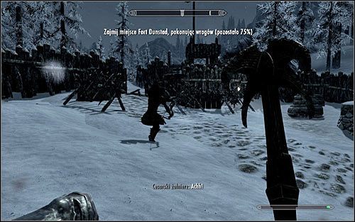 Jeżeli Twoja postać preferuje staczanie bezpośrednich walk, to po przedostaniu się do właściwej części fortu zacznij po kolei eliminować gromowładnych żołnierzy zgromadzonych wokół Ciebie (powyższy screen) - Bitwa o fort Dunstad | Questy Legionu Cesarskiego | Solucja Skyrim - Skyrim - poradnik, mapy, questy