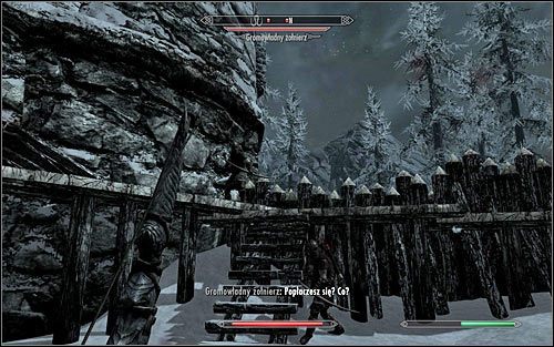 Jeżeli Twoja postać preferuje atakowanie przeciwników z odległości, to już po znalezieniu się wewnątrz fortu Twoim priorytetem powinno stać się skorzystanie z dowolnych schodów prowadzących na okoliczne mury (powyższy screen) - Bitwa o fort Dunstad | Questy Legionu Cesarskiego | Solucja Skyrim - Skyrim - poradnik, mapy, questy