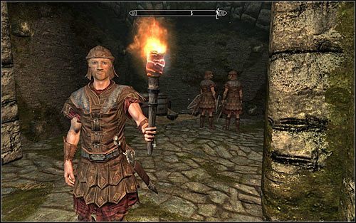 Doprowadź do uwolnienia wszystkich trzech żołnierzy Cesarskiego Legionu i odczekaj aż pobiegną do jednej z pobliskich skrzyń celem odzyskania zabranego im wcześniej ekwipunku (powyższy screen) - Na ratunek! (2) | Questy Legionu Cesarskiego | Solucja Skyrim - Skyrim - poradnik, mapy, questy