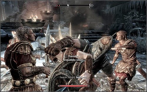 Walki rozpoczną się tuż po tym jak wkroczysz do miasta (powyższy screen) - Bitwa o miasto Wichrowy Tron | Questy Legionu Cesarskiego | Solucja Skyrim - Skyrim - poradnik, mapy, questy