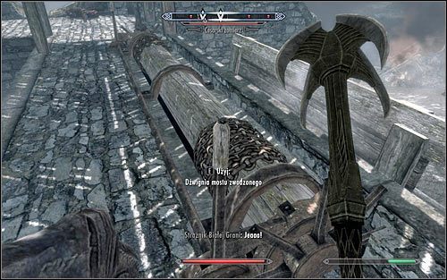 W obu opisanych powyżej wariantach zachowania musisz się oczywiście liczyć z tym, że w dotarciu do mechanizmu mostu zwodzonego będą próbowali Ci przeszkodzić wrodzy żołnierze - Bitwa o miasto Biała Grań (1) | Questy buntu Gromowładnych | Solucja Skyrim - Skyrim - poradnik, mapy, questy