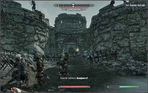 Atakowany fort znajduje się w ruinie, tak więc gra pozwoli Ci na przedostanie się do niego na wiele różnych sposobów - Bitwa o fort Śnieżny Jastrząb | Questy buntu Gromowładnych | Solucja Skyrim - Skyrim - poradnik, mapy, questy