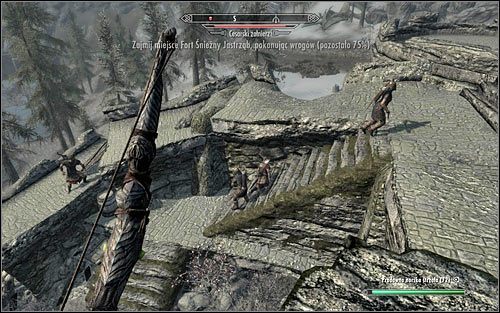 Jeżeli zamierzasz atakować legionistów z bezpiecznej odległości, to po wejściu do fortu dobrze byłoby jak najszybciej przedostać się na jego mury - Bitwa o fort Śnieżny Jastrząb | Questy buntu Gromowładnych | Solucja Skyrim - Skyrim - poradnik, mapy, questy