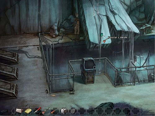 Przejdź w lewo - na jednym z dwu zwisających nad przepaścią skalnych bloków zaczepił się drugi zielony kryształ z danymi, o którym wspominał Nigel - Zdobądź kryształ | Rozdział 2 - Noc w hotelu Global | A New Beginning - A New Beginning: Odrodzenie - poradnik do gry