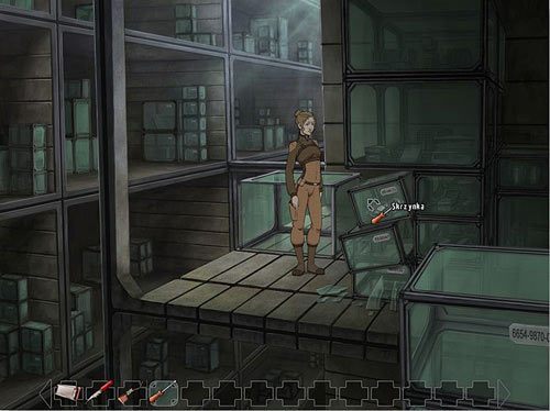 Kiedy znajdziesz się na miejscu, przy pomocy śrubokrętu otwórz górny pojemnik ze sterty trzech uszkodzonych i wyjmij z niego dwie kasety wideo - Zdobądź kasetę | Rozdział 2 - Noc w hotelu Global | A New Beginning - A New Beginning: Odrodzenie - poradnik do gry