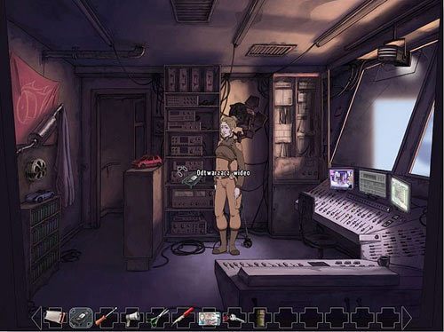 Znalazłszy się w pomieszczeniu z monitoringiem, zwróć uwagę na odtwarzacz wideo stojący mniej więcej pośrodku pierwszej szafki - Umożliw Salvadorowi ucieczkę | Rozdział 4 - Konferencja | A New Beginning - A New Beginning: Odrodzenie - poradnik do gry