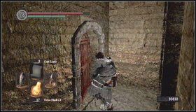 Schodzimy na dół schodami [1] i otwieramy drzwi - Undead Asylum | Opis przejścia Dark Souls - Dark Souls - poradnik do gry