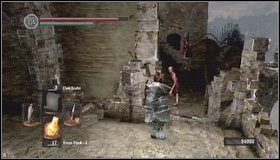 Wracamy na górę i wchodzimy wyżej (do miejsca, z którego spadła kula) - Undead Asylum | Opis przejścia Dark Souls - Dark Souls - poradnik do gry