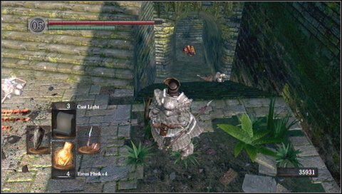 W tunelu zobaczymy uciekającego przeciwnika - to znak, że wrogowie szykują pułapkę - Undead Parish (1) | Opis przejścia Dark Souls - Dark Souls - poradnik do gry