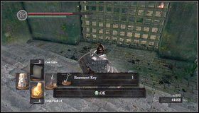 Zabijamy przeciwnika przy bramie [1] i podnosimy Basement Key - Undead Parish (2) | Opis przejścia Dark Souls - Dark Souls - poradnik do gry