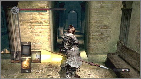 Na górze możemy rozwalić zwłoki w beczce, aby podnieść Humanity - Undead Parish (2) | Opis przejścia Dark Souls - Dark Souls - poradnik do gry