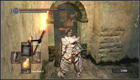 Schodzimy w dół po długiej drabinie [1] i przechodzimy pod łukiem - Undead Burg - Depths | Opis przejścia Dark Souls - Dark Souls - poradnik do gry