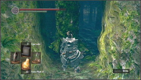 Trzymamy się nadal prawej ściany - wchodzimy korytarzem w górę za kamienną kolumną - Darkroot Garden (1) | Opis przejścia Dark Souls - Dark Souls - poradnik do gry
