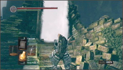 Gdy pokonamy motyla, nie wracamy od razu do ogniska, ale podążamy dalej murem - Darkroot Garden (2) | Opis przejścia Dark Souls - Dark Souls - poradnik do gry