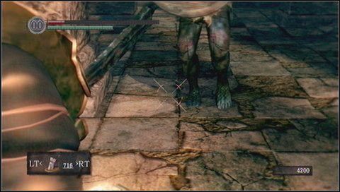 Po chwili wybiegną dwaj przeciwnicy - jaszczury z tarczami i mieczami - Sens Fortress (1) | Opis przejścia Dark Souls - Dark Souls - poradnik do gry