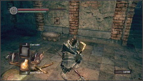 W następnym pomieszczeniu zobaczymy kilka klatek i śpiącego jaszczura pod ścianą - Sens Fortress (1) | Opis przejścia Dark Souls - Dark Souls - poradnik do gry