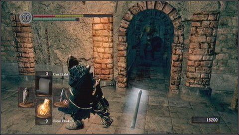 Kawałek dalej trafimy na klatkę schodową, po której stacza się ta sama olbrzymia kula - Sens Fortress (2) | Opis przejścia Dark Souls - Dark Souls - poradnik do gry