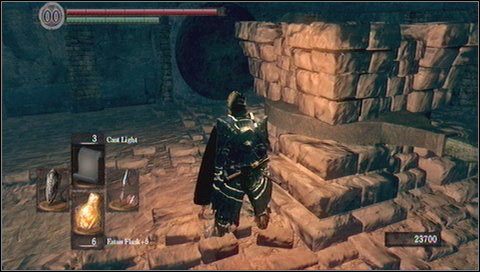 Kamień trafi w drzemiącego jaszczura i rozwali ścianę za nim - Sens Fortress (3) | Opis przejścia Dark Souls - Dark Souls - poradnik do gry