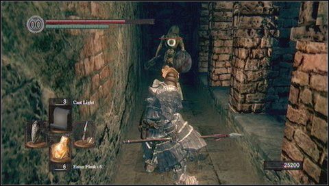 Przeciwległe skrzydło tego poziomu zawiera schody na górę - na ich szczycie czeka mag - Sens Fortress (3) | Opis przejścia Dark Souls - Dark Souls - poradnik do gry