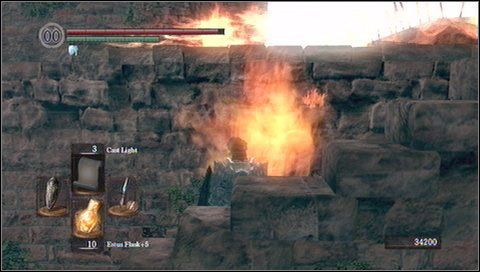 <br>Po kolejnej bombie wbiegamy na górę i udajemy się w prawo, wzdłuż muru - Sens Fortress (4) | Opis przejścia Dark Souls - Dark Souls - poradnik do gry