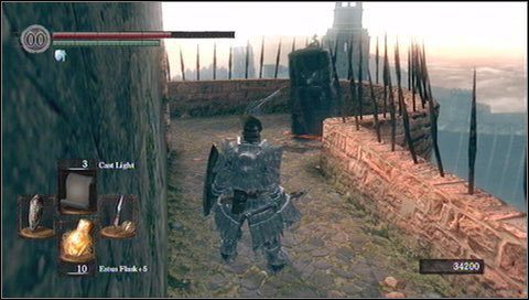 Za rycerzem, po lewej, znajduje się drabina w dół - Sens Fortress (4) | Opis przejścia Dark Souls - Dark Souls - poradnik do gry