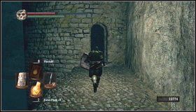 Podążamy dalej jedyną drogą [1] i wchodzimy do wieży na wprost - New Londo Ruins (2) | Opis przejścia Dark Souls - Dark Souls - poradnik do gry