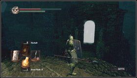 Zbieramy przedmiot ze skrzyni [1] i kierujemy się do zamglonego przejścia - New Londo Ruins - Niższy poziom | Opis przejścia Dark Souls - Dark Souls - poradnik do gry