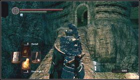 Zaraz po wejściu do niebieskawej części lokacji z wodospadem możemy ustrzelić nekromantę - The Catacombs (1) | Opis przejścia Dark Souls - Dark Souls - poradnik do gry