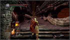 Z tej części lokacji możemy przejść na długi most - przez jeden z bocznych budynków - Lost Izalith (2) | Opis przejścia Dark Souls - Dark Souls - poradnik do gry
