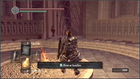 W samej walce będziemy musieli dopaść Gwyndolin - postać ucieka przed nami w korytarzu bez końca - Dark Sun Gwyndolin | Jak zabić bossa w Dark Souls - Dark Souls - poradnik do gry