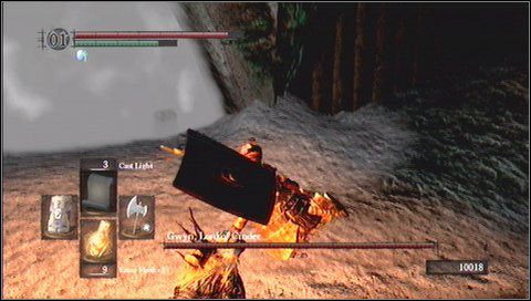 Mając powyższe przedmioty wchodzimy na arenę walki i kierujemy się na jej lewą stronę - Gwyn Lord of Cinder | Jak zabić bossa w Dark Souls - Dark Souls - poradnik do gry