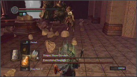 W walce przy użyciu tarczy i broni krążymy dokoła areny (najlepiej cofając się i mają wrogów przed sobą) z uniesioną tarczą, czekając aż zbliży się Ornstein - Ornstein and Smough | Jak zabić bossa w Dark Souls - Dark Souls - poradnik do gry