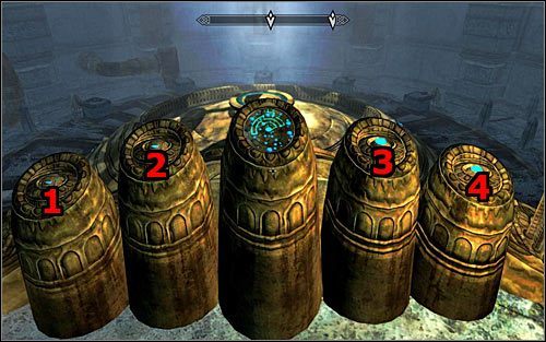 Ustaw się teraz bezpośrednio przed centralną konsolą (powyższy screen) i przygotuj się do rozwiązania zagadki, której założeniem będzie doprowadzenie do odsłonięcia Prastarego Zwoju i jednoczesnego zgrania jego treści do leksykonu - Zachowanie treści Pradawnego Zwoju (2) | Okno do świata duchów | Solucja Skyrim - Skyrim - poradnik, mapy, questy