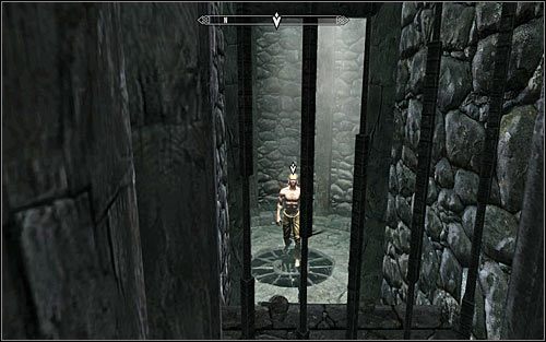 Zignoruj redgarda, z którym nie warto wszczynać bójki i skręć w lewo, zbliżając się do krat północnej celi - Spotkanie się z Sindingiem | Księżycowa choroba | Solucja Skyrim - Skyrim - poradnik, mapy, questy