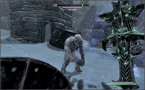 Lokacją okupowaną przez trolle jest między innymi zlokalizowany w górach w północnej części Skyrim Labiryntian (powyższy screen), który odwiedza się w trakcie zaliczania questu Akademii w Zimowej Twierdzy zatytułowanego Laska Magnusa - Pozyskanie składników do rytuału | Przeklęte plemię | Solucja Skyrim - Skyrim - poradnik, mapy, questy