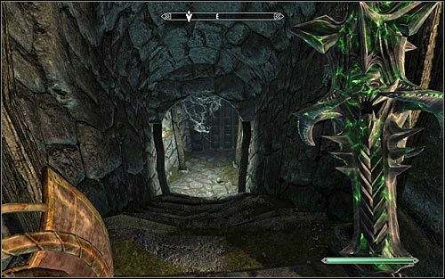 Podążaj wąskim korytarzem na południe, skręcając po kilku chwilach na wschód - Wyprawa do Morvunskar | Pamiętna noc | Solucja Skyrim - Skyrim - poradnik, mapy, questy