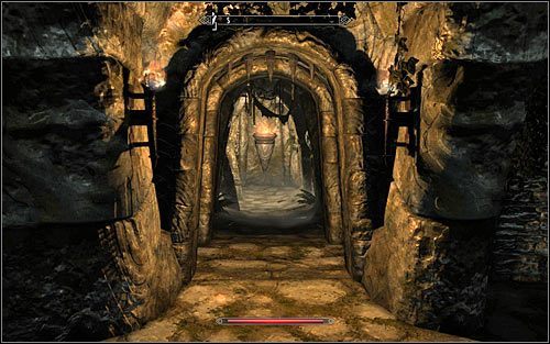 Pociągnięcie za dźwignię doprowadzi do podniesienia się kraty, tak więc powróć do centralnego pomieszczenia i wybierz nowo odblokowany południowo-zachodni korytarz (powyższy screen) - Pozyskanie głowicy | Fragmenty przeszłości | Solucja Skyrim - Skyrim - poradnik, mapy, questy