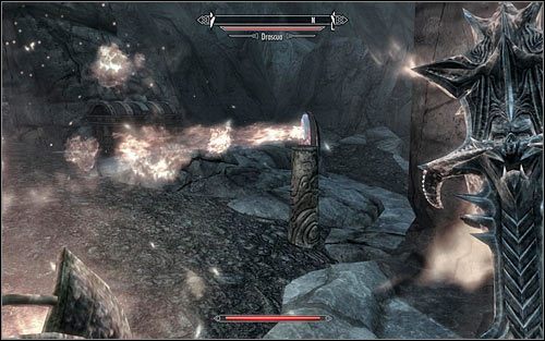 Wyjdź po schodach na górę i przystąp do walk z Drascuą, która jest wiedźmokrukiem - Pozyskanie głowicy | Fragmenty przeszłości | Solucja Skyrim - Skyrim - poradnik, mapy, questy