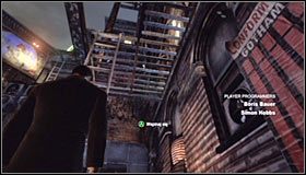 Zignoruj stojącego w pobliżu Pingwina i odszukaj kontener, na który będziesz się mógł wspiąć #1 - Wespnij się wyżej, by skontaktować się z Alfredem | Główny wątek Arkham City - Batman: Arkham City - poradnik do gry