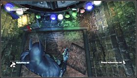 Po bezpiecznym wylądowaniu na właściwej półce udaj się na południe #1, przechodząc po drodze pod kolejną częściowo podniesioną kratą - Śledź zabójcę używając urządzenia namierzającego, by znaleźć Ras al Ghula | Główny wątek - Batman: Arkham City - poradnik do gry