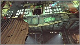 Zgromadzonych w pomieszczeniu trzech pozostałych przeciwników najlepiej byłoby oczywiście zaatakować z wysokości #1, choć równie dobrze możesz się wykazać pewną kreatywnością i dla przykładu użyć zakłócacza na ich broniach - Znajdź Jokera w hucie | Główny wątek Batman Arkham City - Batman: Arkham City - poradnik do gry