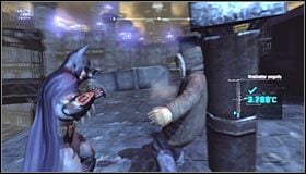 Po przedostaniu się na jeden z wyższych poziomów przechylonego budynku odszukaj kucającego więźnia politycznego #1 i zainicjuj z nim rozmowę - Strzał w ciemnościach (1) | Misje poboczne w Batman Arkham City - Batman: Arkham City - poradnik do gry