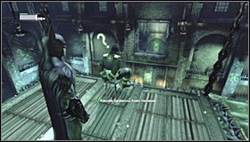 Zwróć się w stronę platformy, na której znajduje się więziona osoba i poszybuj w to miejsce #1 - Szarada Enigmy (1) | Misje poboczne w Batman Arkham City - Batman: Arkham City - poradnik do gry