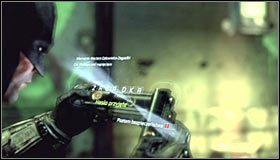 Obróć się, wyjmij z inwentarza deszyfrator sekwencyjny i użyj go na panelu sterowania znajdującym się tuż przy drzwiach, z których przed chwilą skorzystałeś #1 - Szarada Enigmy (3) | Misje poboczne w Batman Arkham City - Batman: Arkham City - poradnik do gry