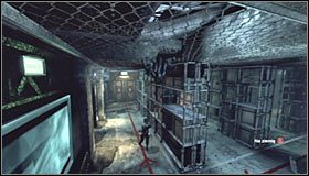 Po okolicy możesz się teraz przemieszczać będąc cały czas przyczepionym do sufitu #1 - Wykradnij karty dostępu trzem strażnikom TYGERA tak, żeby nikt cię nie zobaczył ani nie usłyszał | Misje Kobiety-Kota - Batman: Arkham City - poradnik do gry