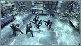 Próba zabrania walizek zakończy się pojawieniem w skarbcu nowej grupy przeciwników #1, w skład której będą wchodzili elitarni strażnicy TYGERA - Włam się do głównego skarbca i zdobądź łupy | Misje Kobiety-Kota - Batman: Arkham City - poradnik do gry