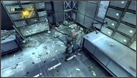 Po zneutralizowaniu standardowych wrogów zaatakuj osobnika z tarczą #1, uderzając go biczem (środkowy przycisk myszy lub klawisz Q lub przycisk B na padzie) i następnie go rozdeptując (2x SPACJA lub 2x przycisk A na padzie) - Włam się do głównego skarbca i zdobądź łupy | Misje Kobiety-Kota - Batman: Arkham City - poradnik do gry